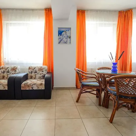 Summerland Nikos Mamaia