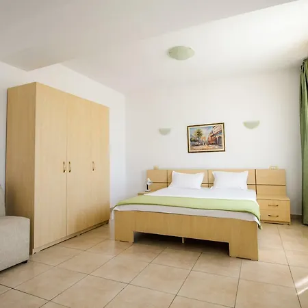 Summerland Nikos Mamaia